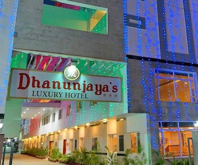 https://imgcld.yatra.com/ytimages/image/upload/t_hotel_yatra_city_desktop/v1437583078/Domestic Hotels/Hotel_Hosur/Dhanunjaya's Luxury Hotel/Entrance.jpg